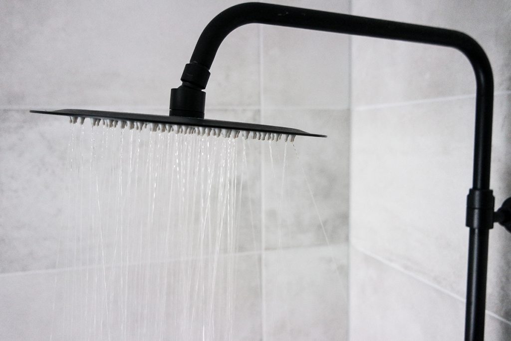 Azul Reformas ofrece cambio de bañera por plato de ducha en Borriol