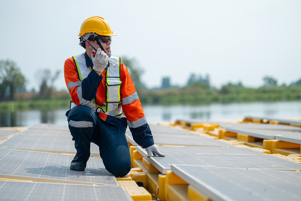 Azul Reformas ofrece servicios de instalación de energía solar para empresas e industria en Alcossebre