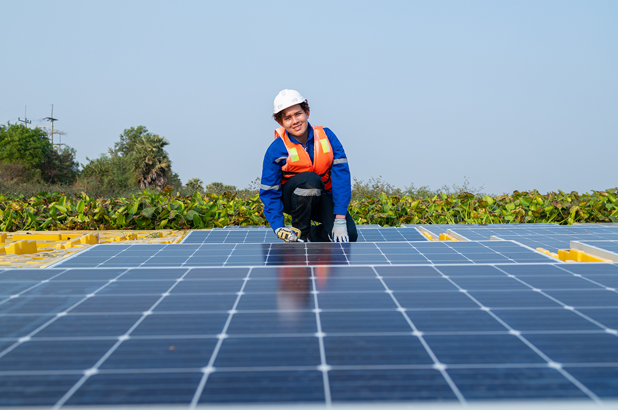 Azul Reformas ofrece servicios de instalación de energía solar para empresas e industria en Castellón