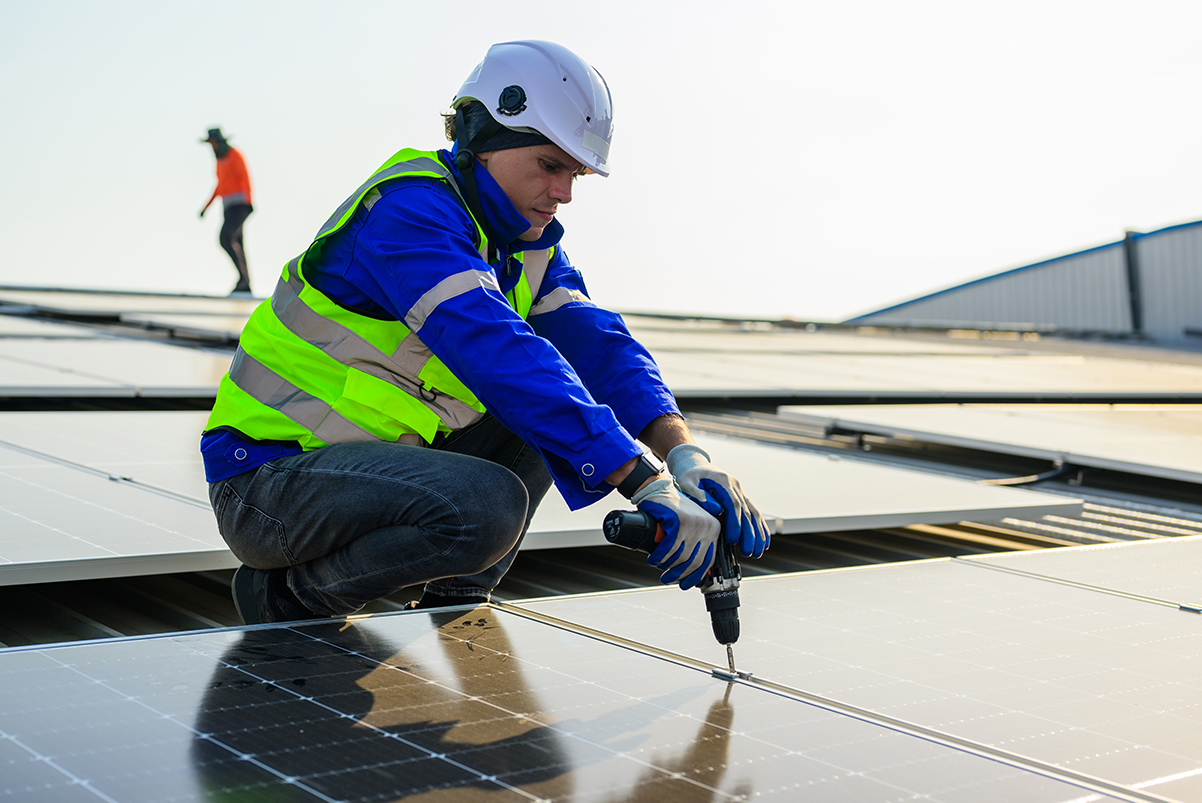 Azul Reformas ofrece servicios de instalación de energía solar para empresas e industria en Onda