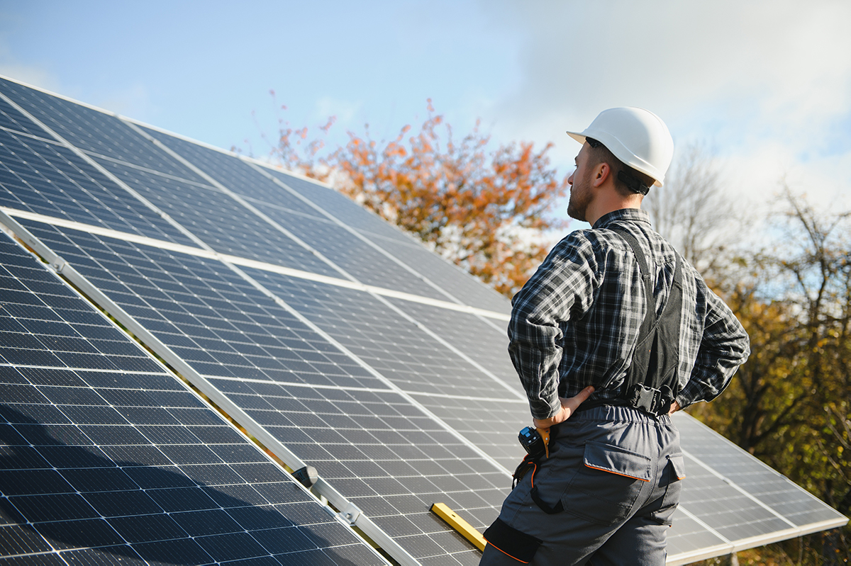 Azul Reformas ofrece servicios de instalación de energía solar para empresas e industria en Alquerías del Niño Perdido