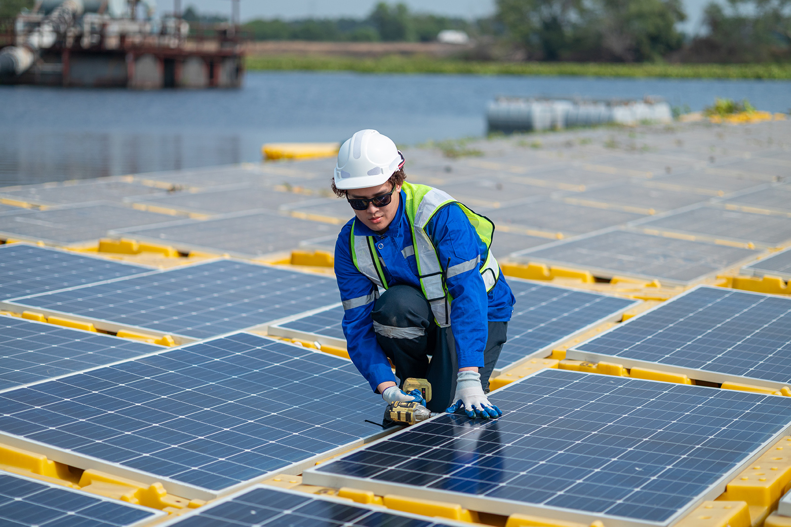 Azul Reformas ofrece servicios de instalación de energía solar para empresas e industria en Castellón