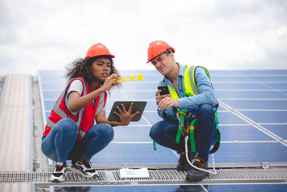 Azul Reformas ofrece servicios de instalación de energía solar para empresas e industria en San Juan de Moró