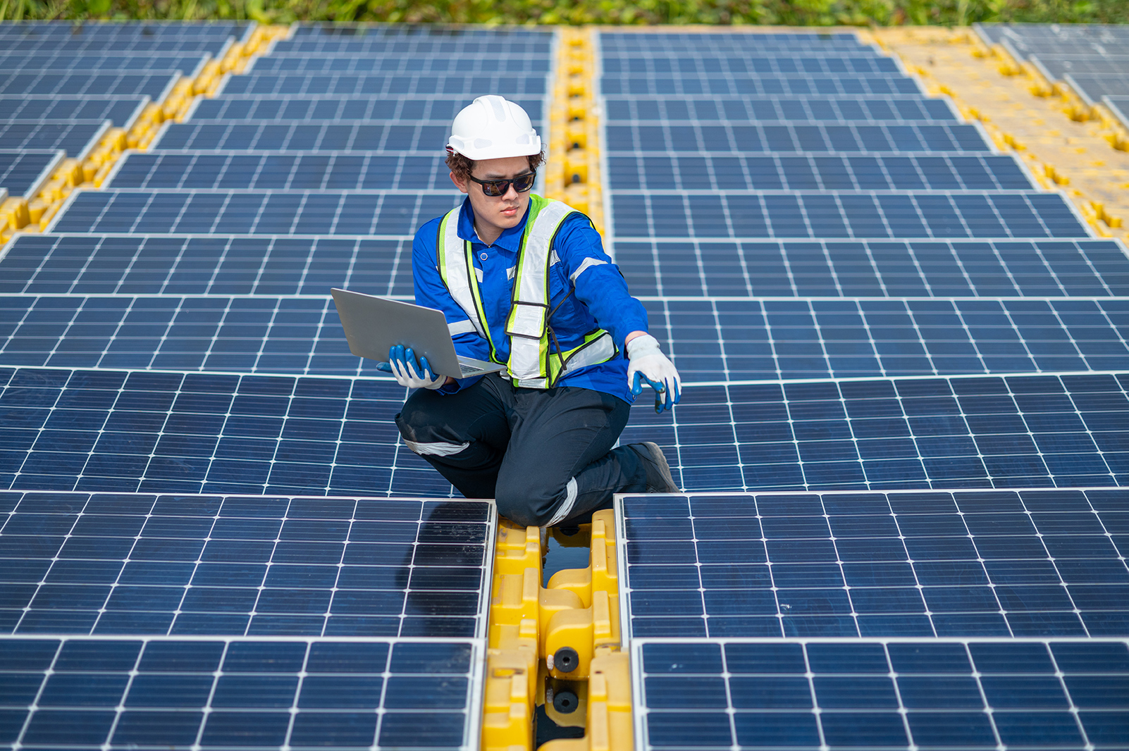 Azul Reformas ofrece servicios de instalación de energía solar para empresas e industria en San Juan de Moró